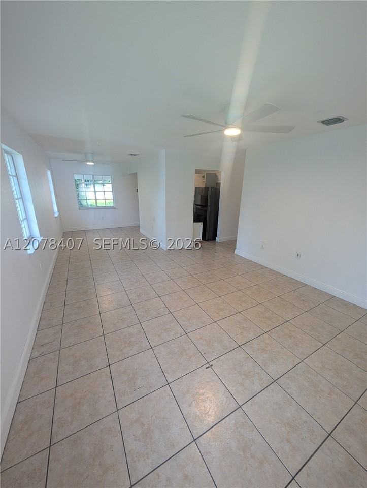225 Nw 53rd St #R - Photo 2 of 22
