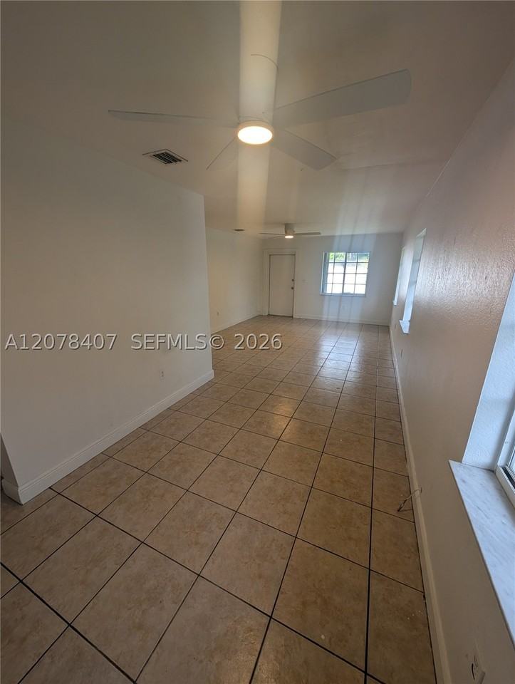 225 Nw 53rd St #R - Photo 3 of 22