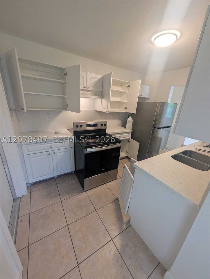 225 Nw 53rd St #R - Photo 5 of 22