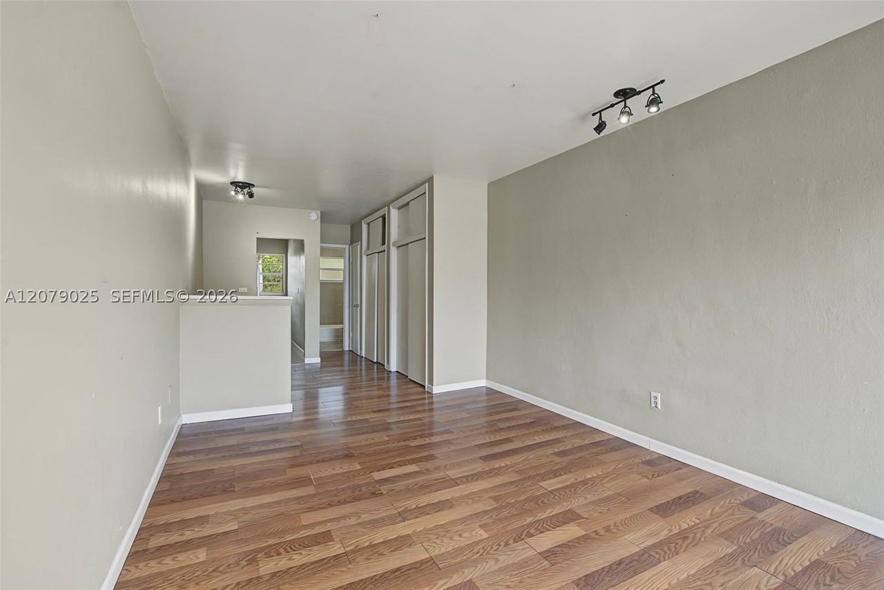 1685 Jefferson Ave #16 - Photo 3 of 28