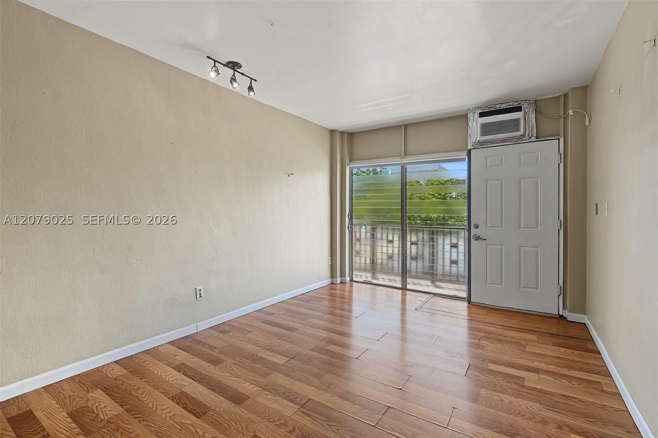 1685 Jefferson Ave #16 - Photo 5 of 28