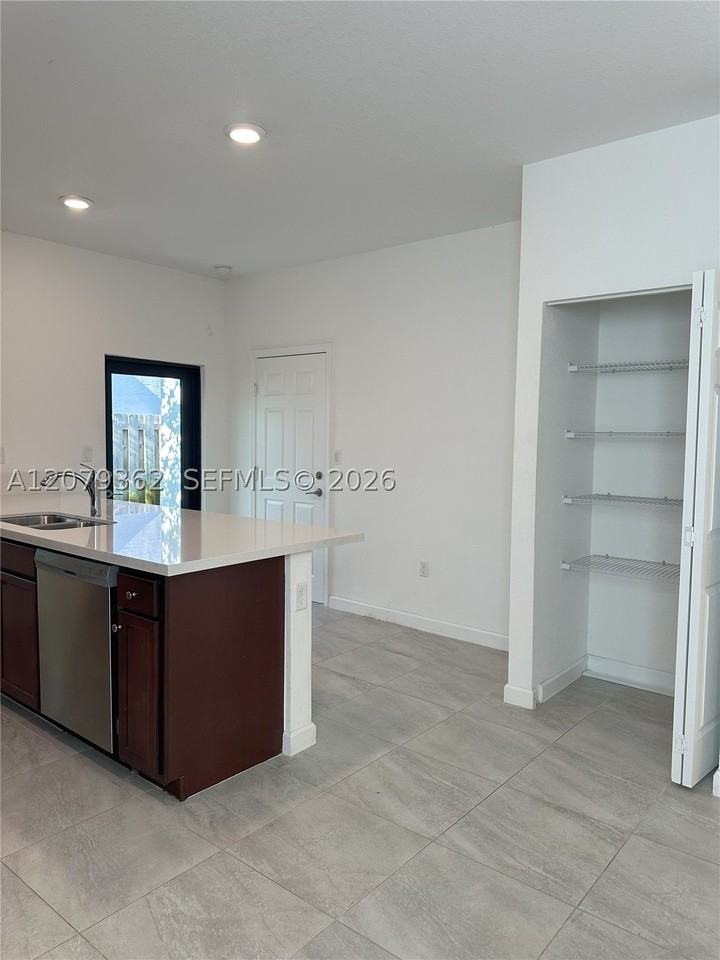 1602 Sw 28th Ct - Photo 6 of 30