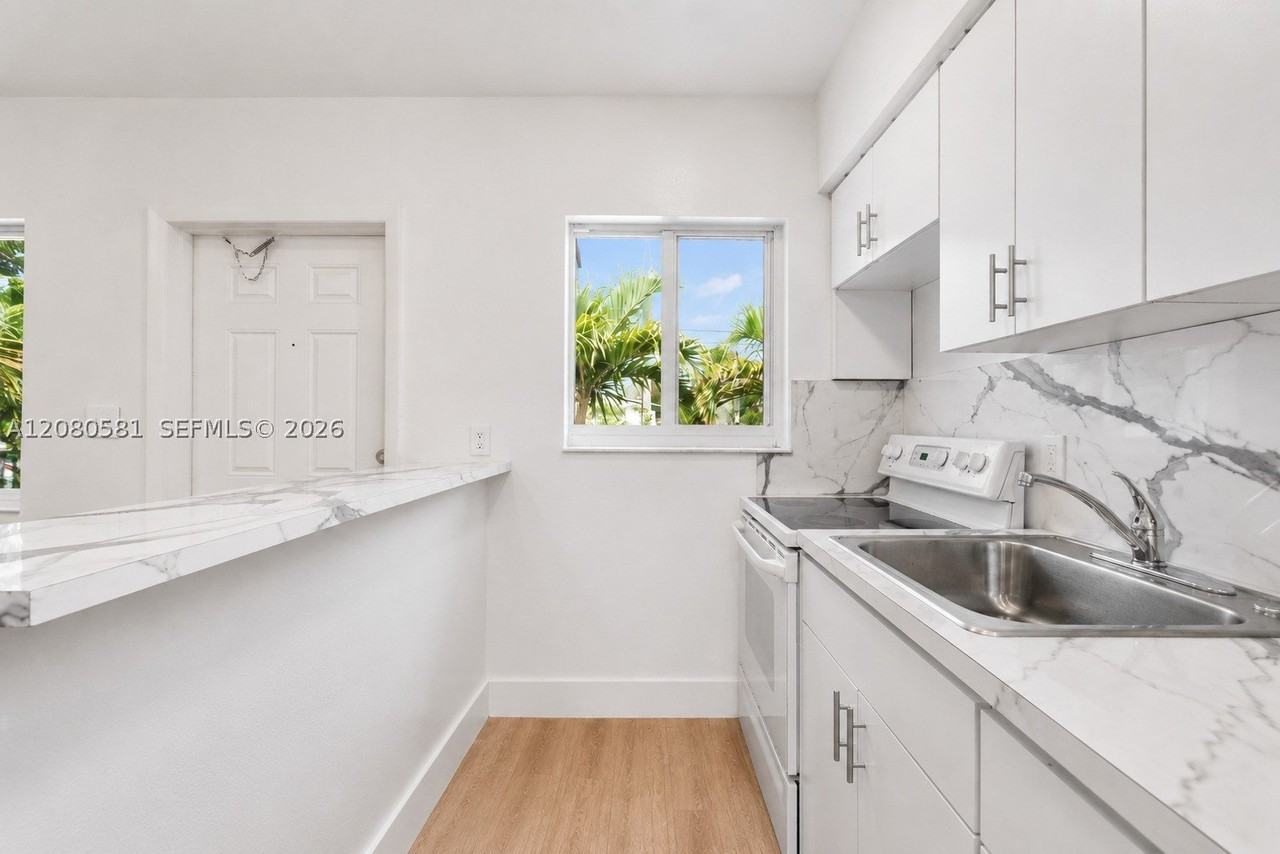 1545 Lenox Ave #11 - Photo 4 of 11