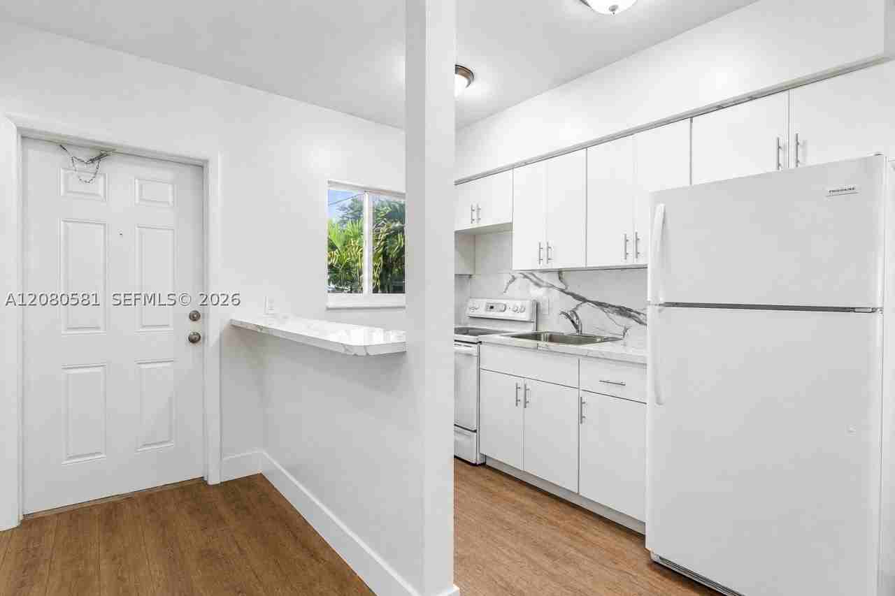 1545 Lenox Ave #11 - Photo 5 of 11