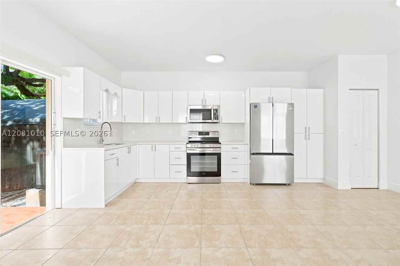 145 Ne 60th St - Photo 4 of 27