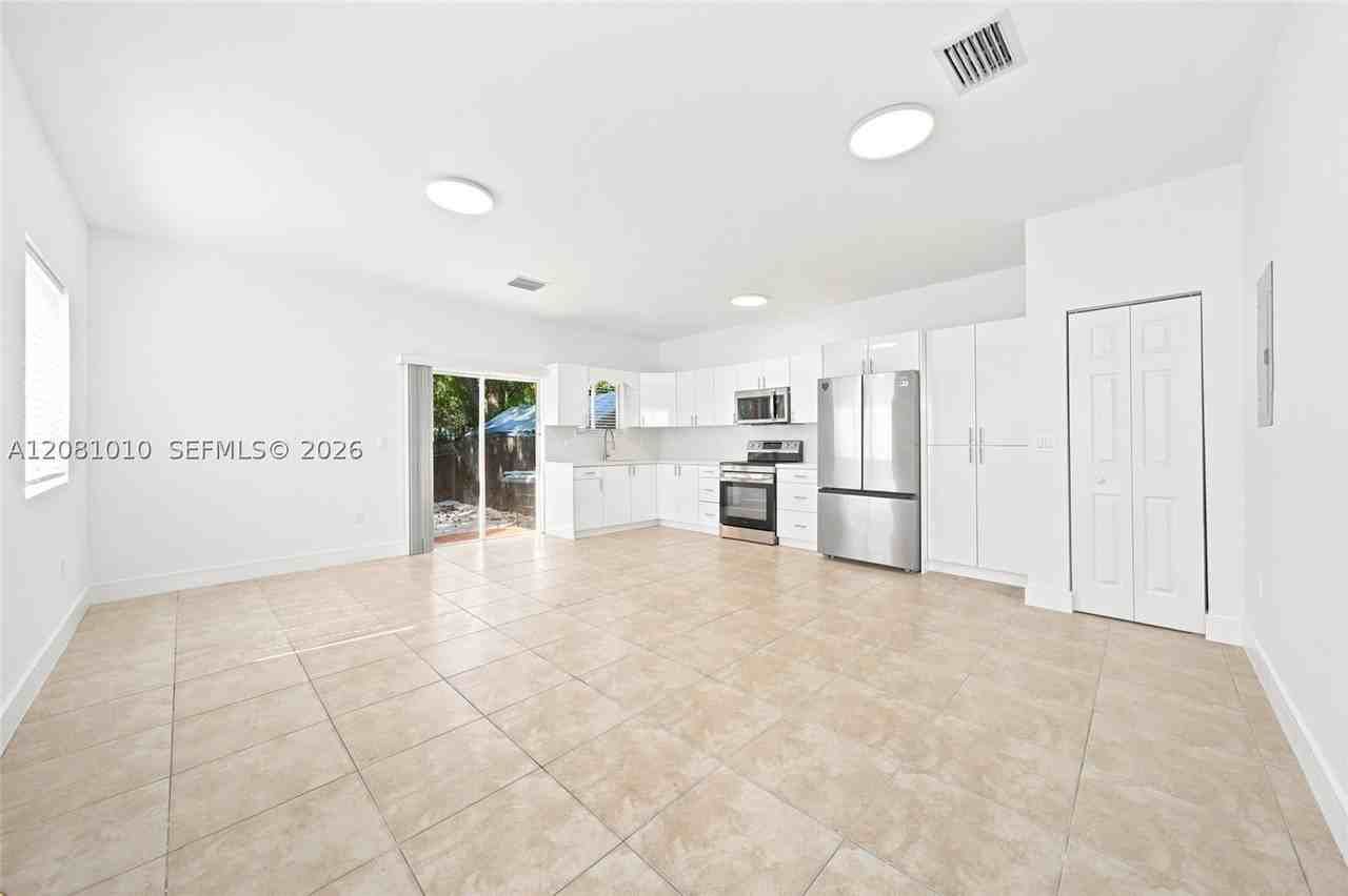 145 Ne 60th St - Photo 5 of 27