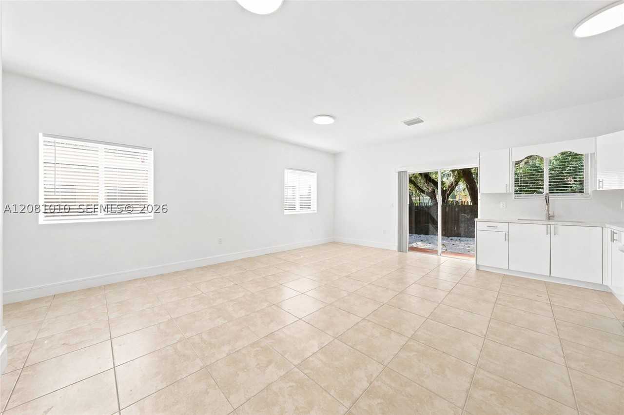 145 Ne 60th St - Photo 6 of 27