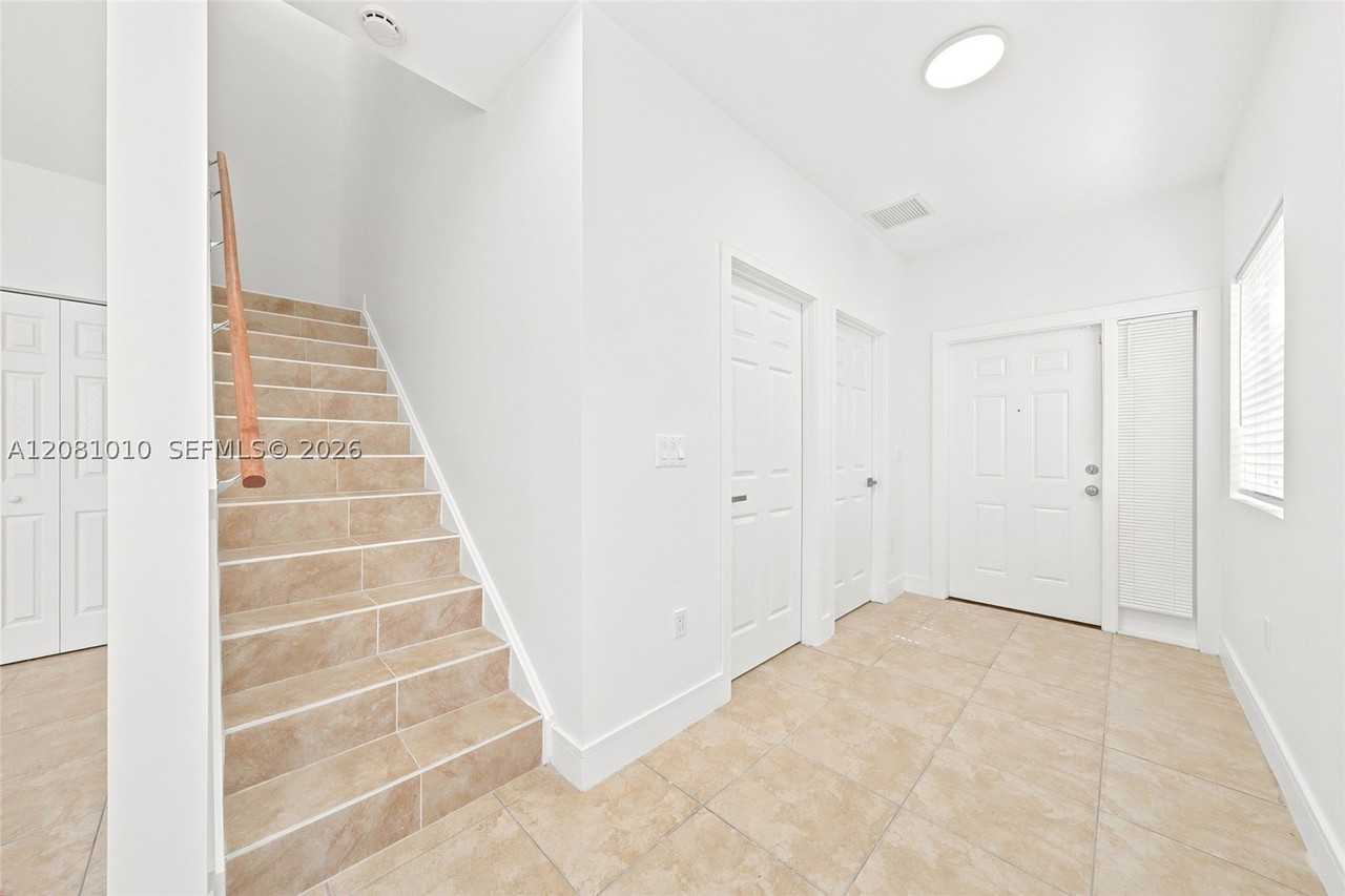 145 Ne 60th St - Photo 7 of 27
