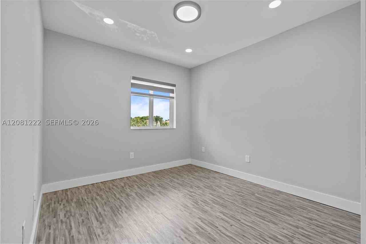 16570 Sw 70th St - Photo 5 of 50