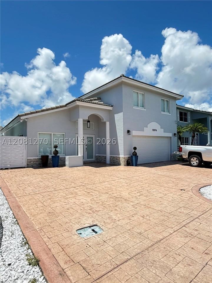 12076 Sw 251st St - Photo 2 of 23