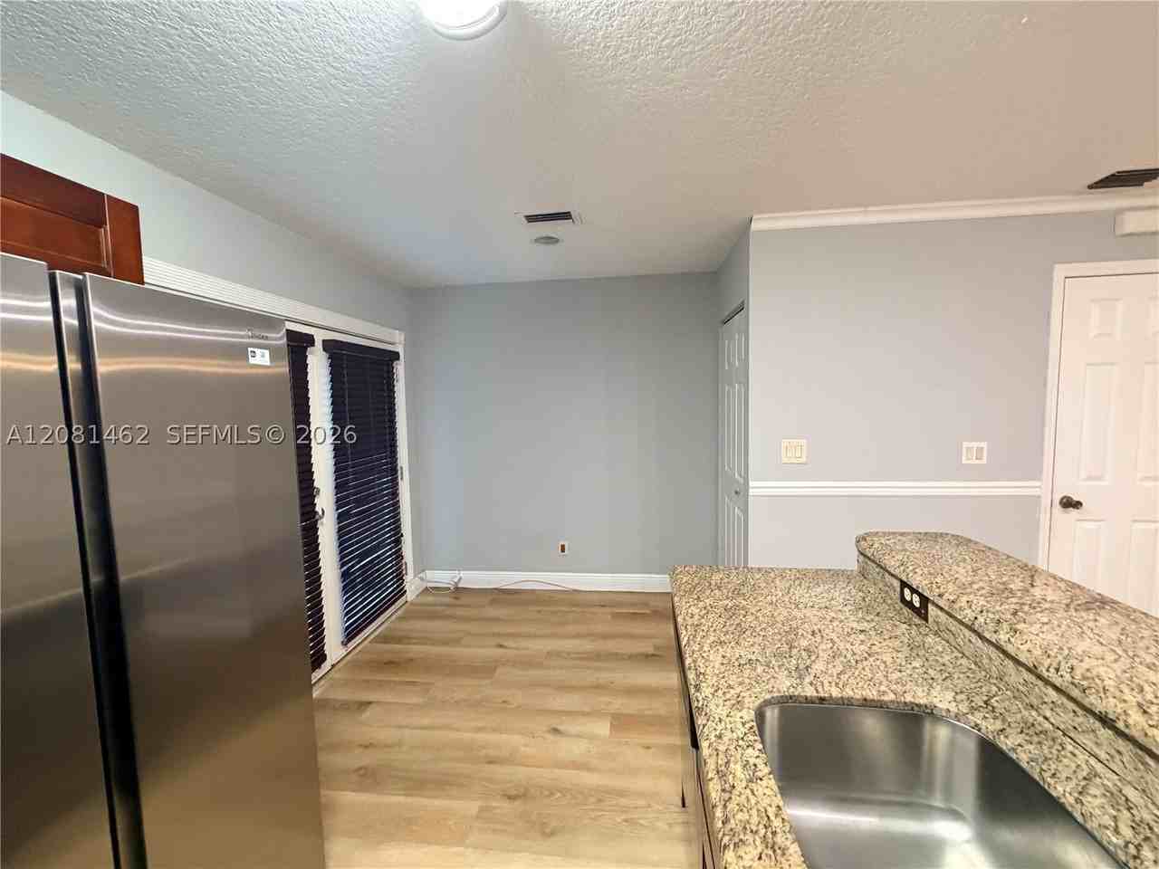 2908 S Edgehill Ln #2908 - Photo 6 of 24