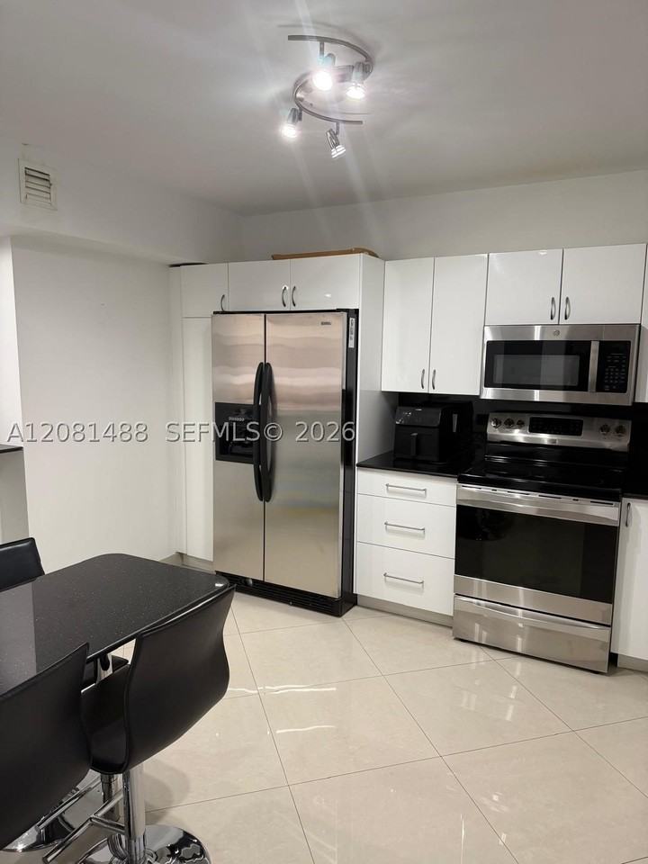 8877 Collins Ave #708 - Photo 4 of 19