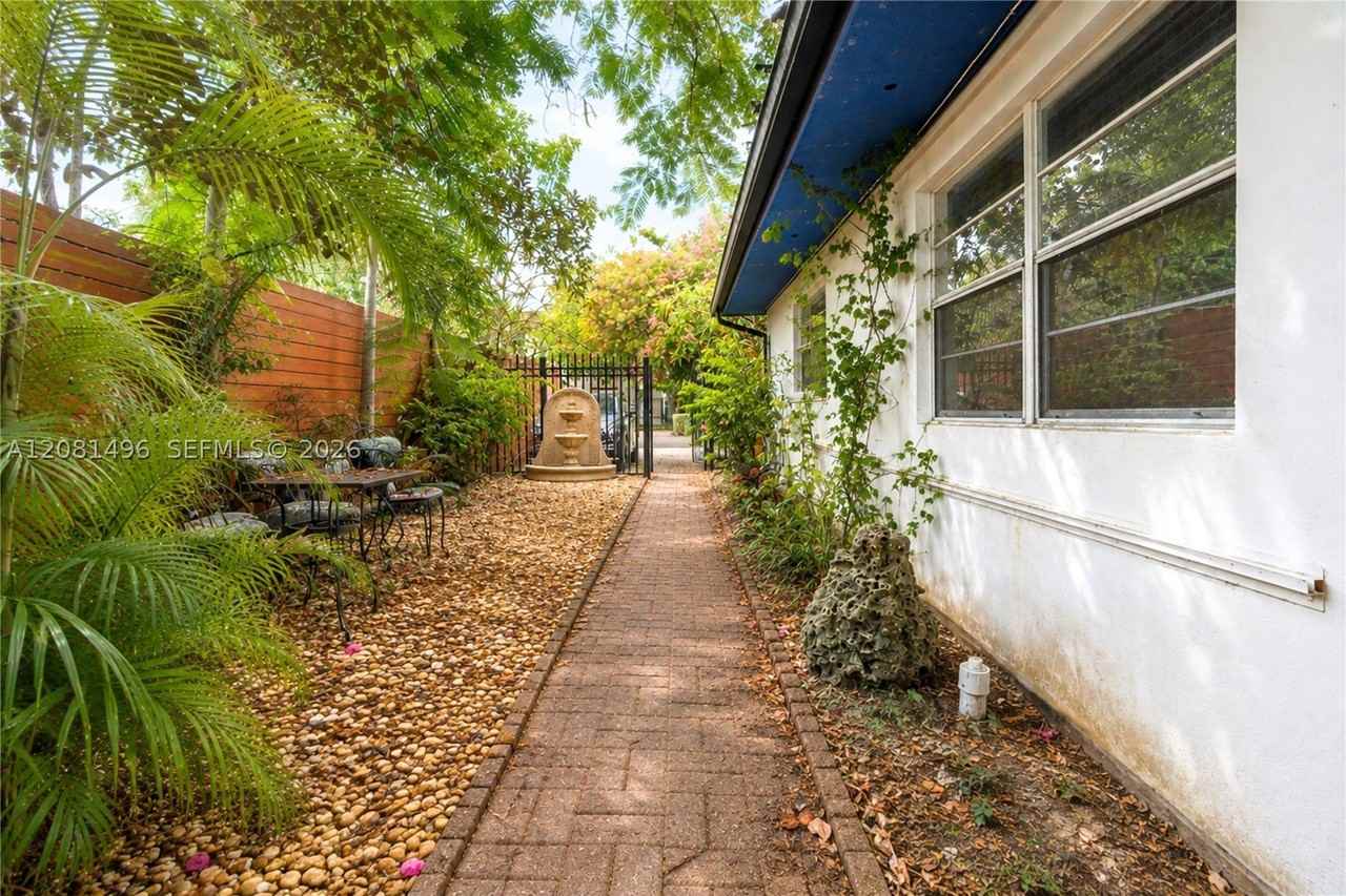 2928 Louise St #B - Photo 2 of 15
