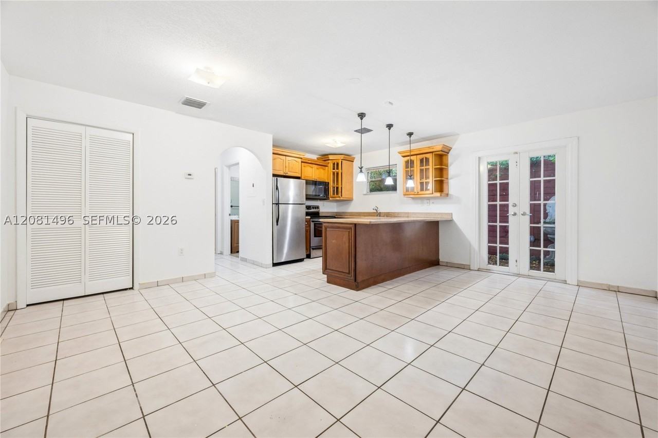 2928 Louise St #B - Photo 3 of 15
