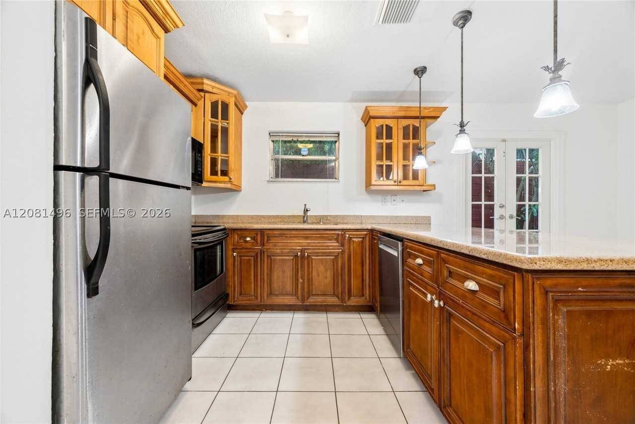 2928 Louise St #B - Photo 4 of 15