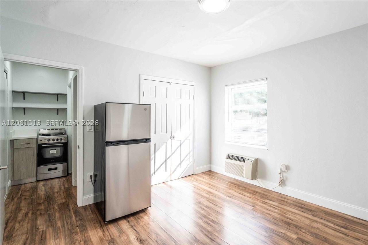 437 Ne 82nd St #14 - Photo 3 of 10