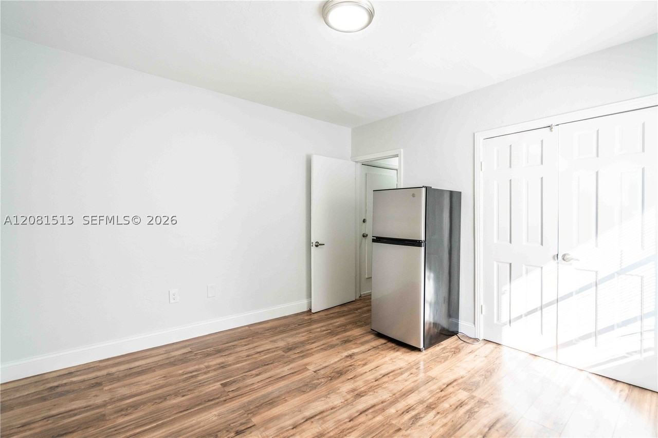 437 Ne 82nd St #14 - Photo 4 of 10