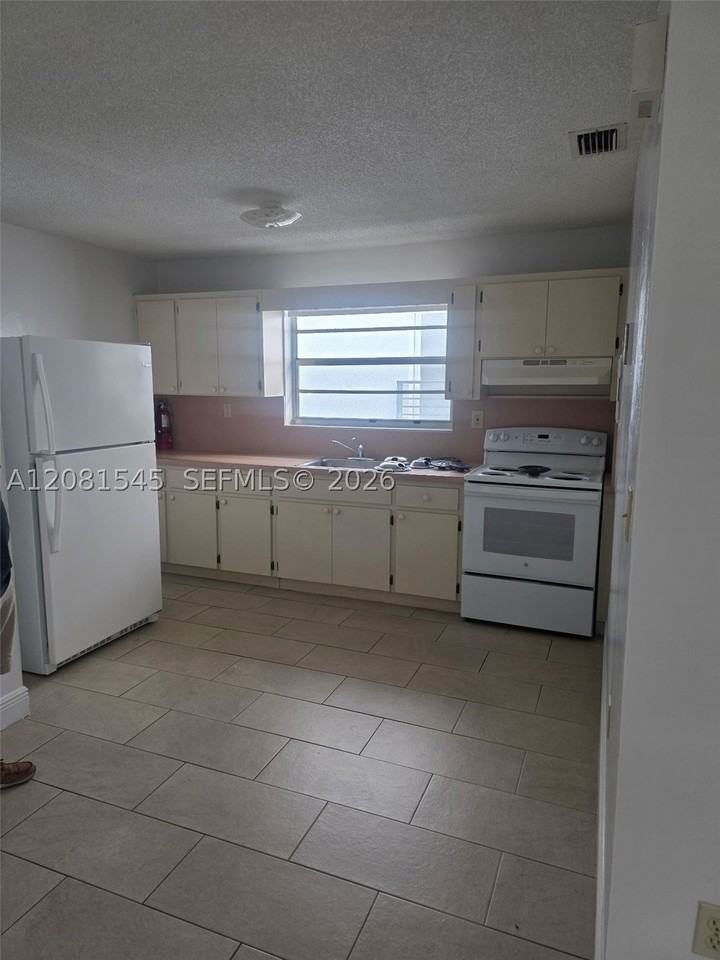 1575 Nw 1st St #3 - Photo 4 of 14