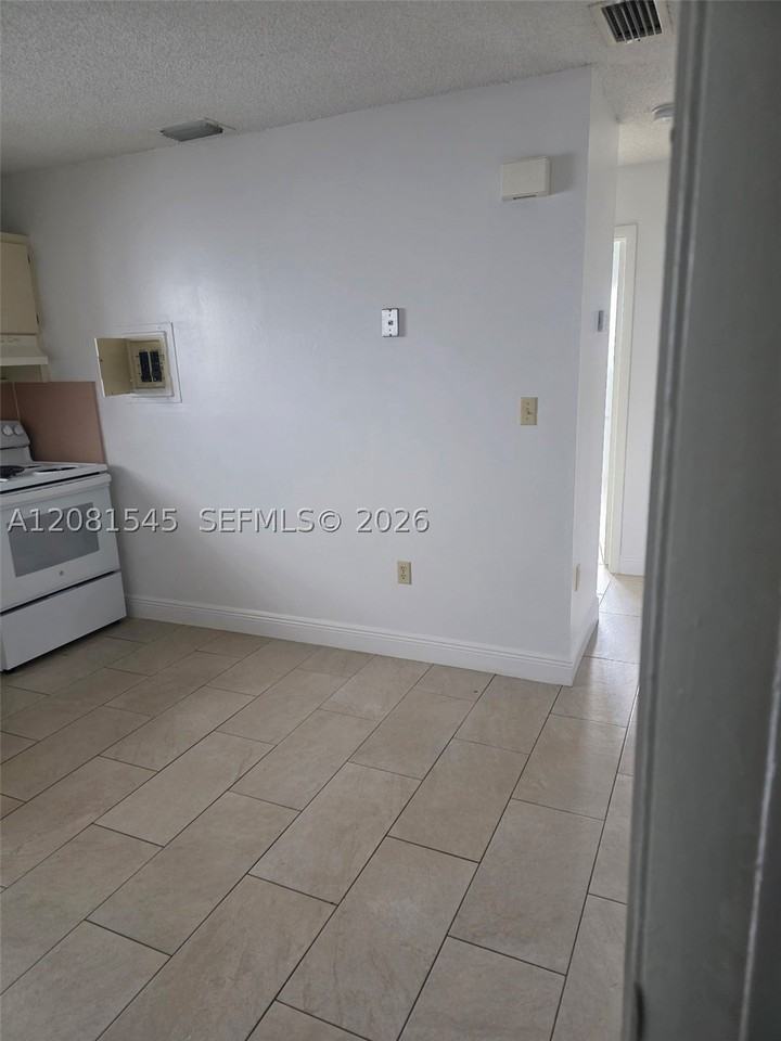 1575 Nw 1st St #3 - Photo 5 of 14