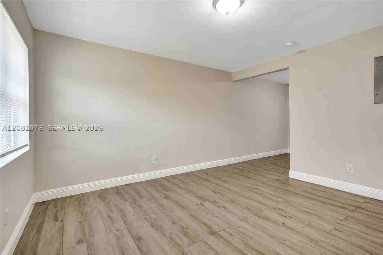 429 Nw 9th Ave #1 - Photo 5 of 24
