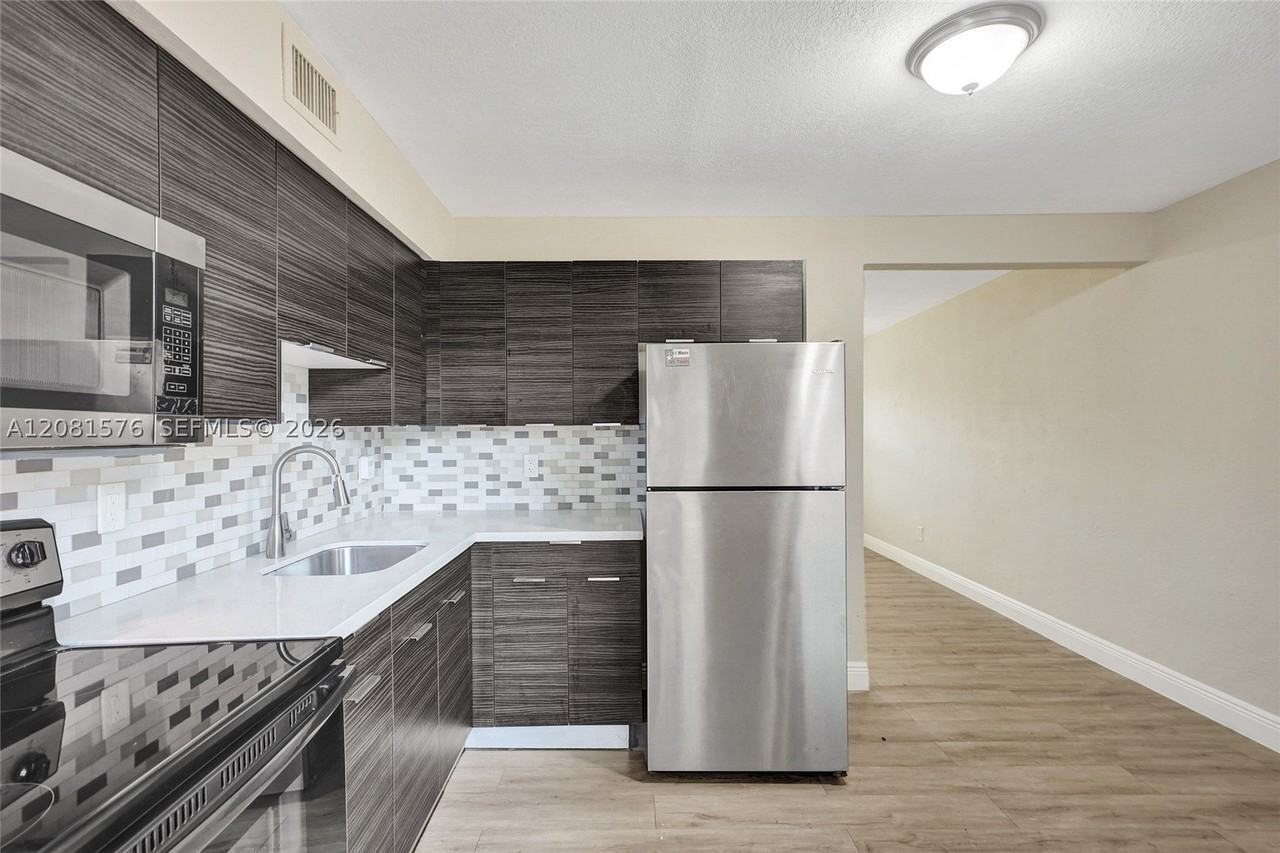 429 Nw 9th Ave #1 - Photo 6 of 24