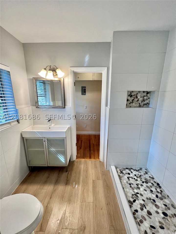 115 Ne 14th Ave #3 - Photo 3 of 6