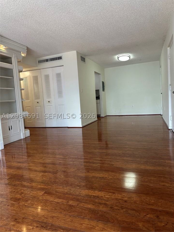 10818 N Kendall Dr #R28 - Photo 5 of 16
