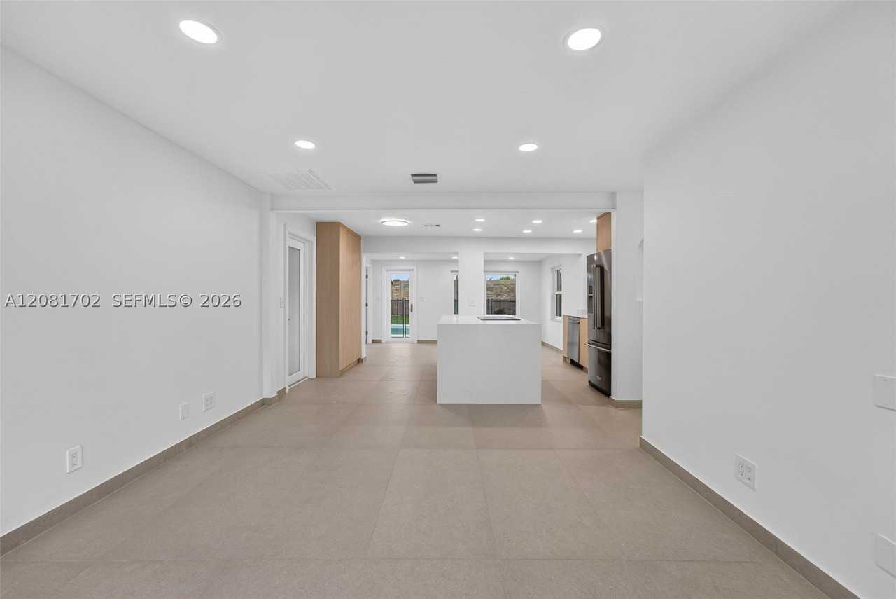 3036 N 58th Ave - Photo 5 of 50