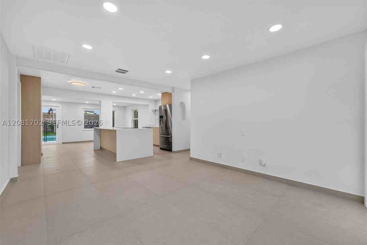 3036 N 58th Ave - Photo 4 of 50
