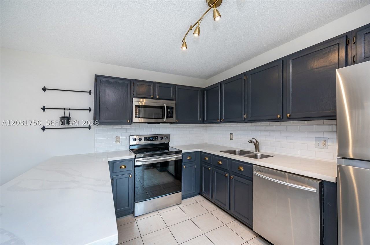 2536 Camelot Ct #2536 - Photo 5 of 23