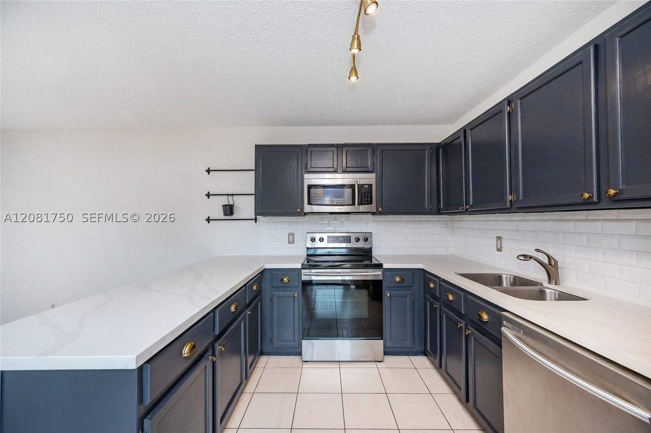 2536 Camelot Ct #2536 - Photo 6 of 23