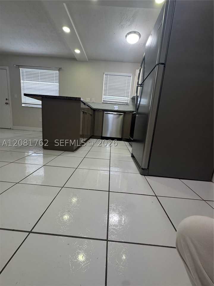 1975 Ne 135th St #3E - Photo 7 of 10