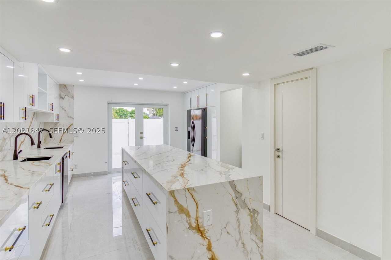 5235 Sw 40th Ave #38 - Photo 3 of 23