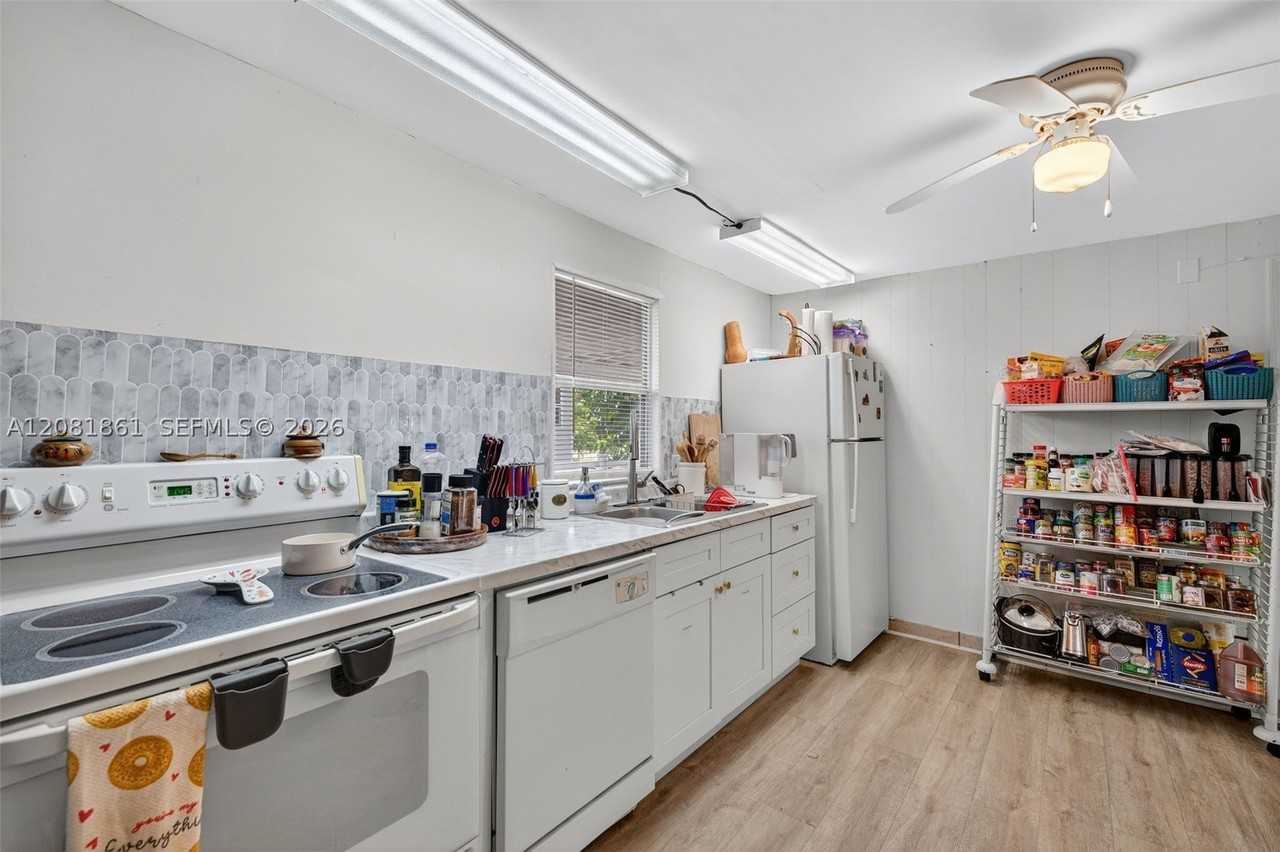 2430 Sw 53rd St #2430 - Photo 5 of 50