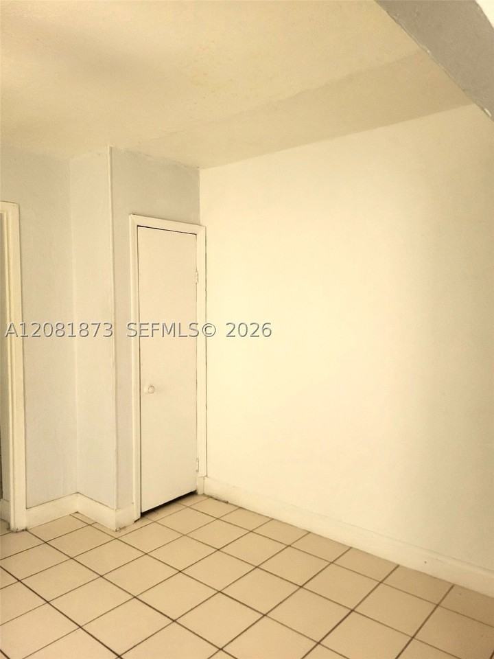 3641 Nw 15th St - Photo 4 of 16