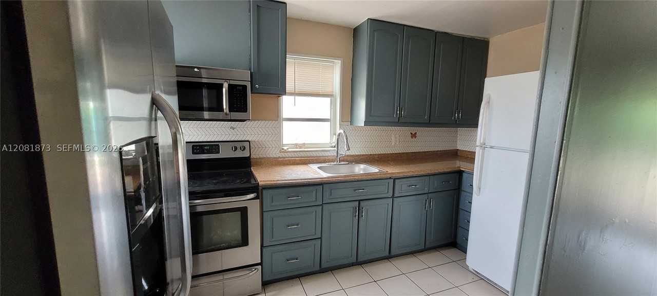 3641 Nw 15th St - Photo 6 of 16
