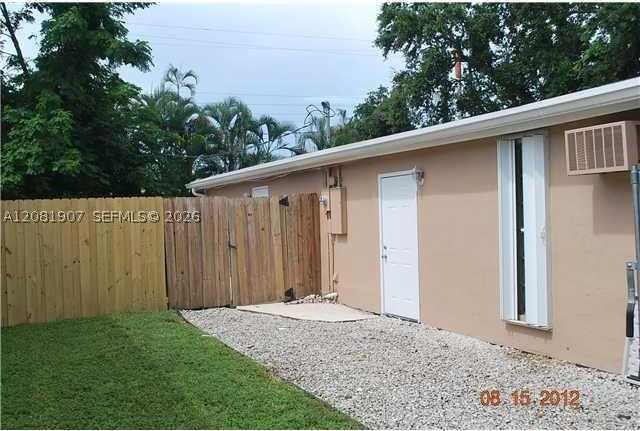 4041 Sw 50th St - Photo 2 of 10