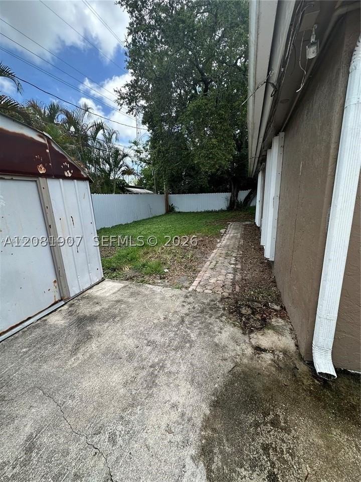 4041 Sw 50th St - Photo 3 of 10