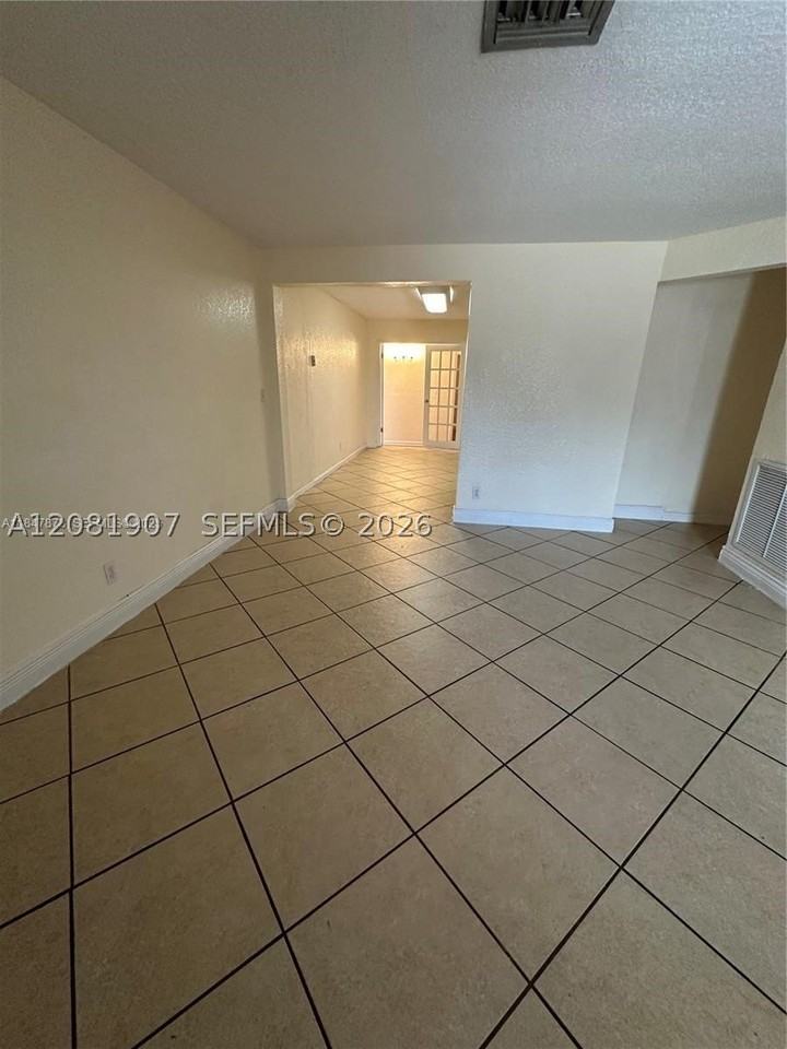 4041 Sw 50th St - Photo 4 of 10
