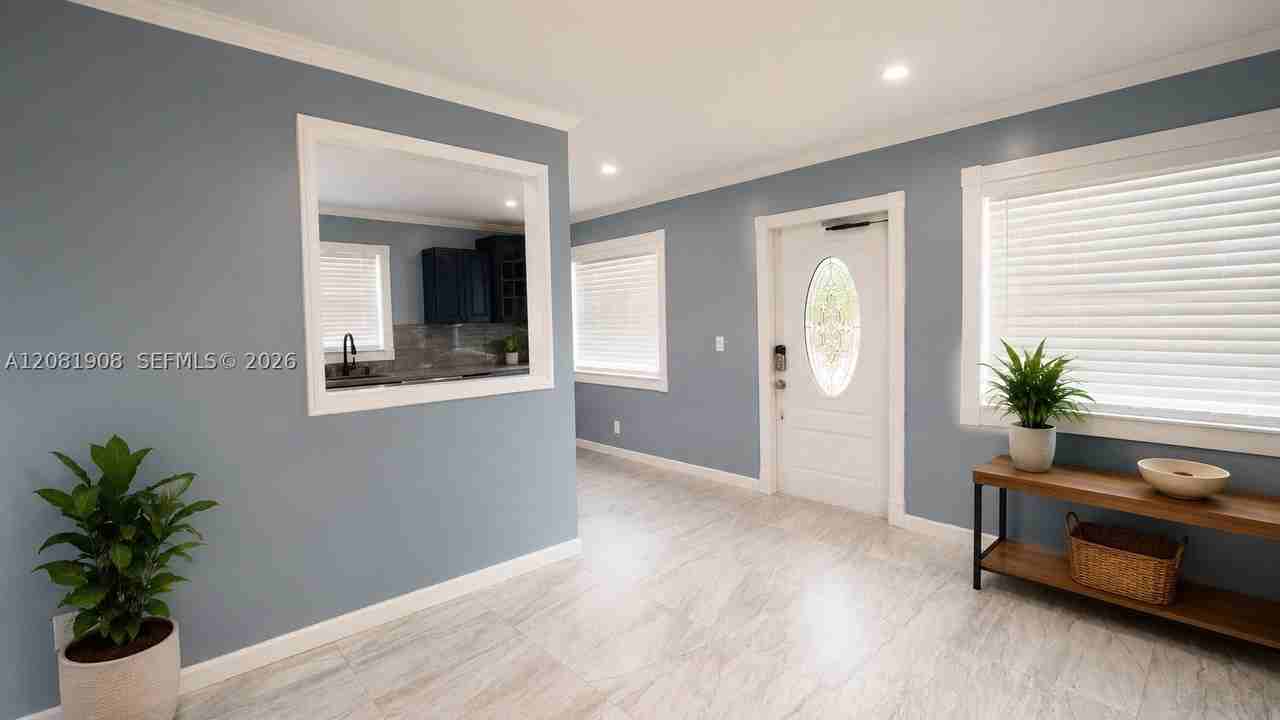 1310 W 24th St #1 - Photo 3 of 10