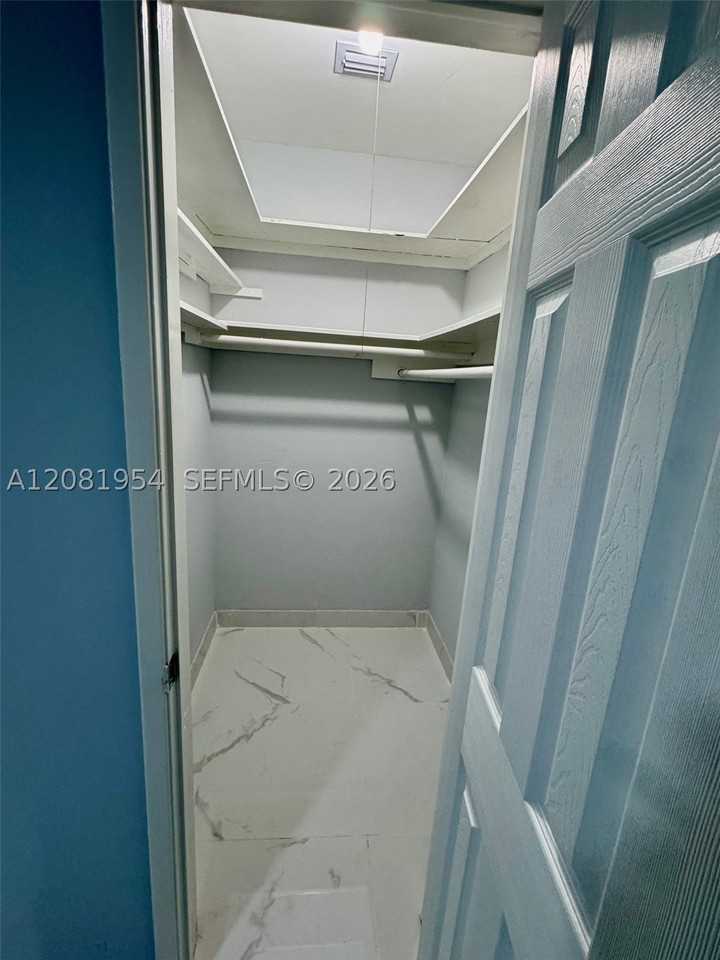 1529 Sw 22nd St #1 - Photo 4 of 11