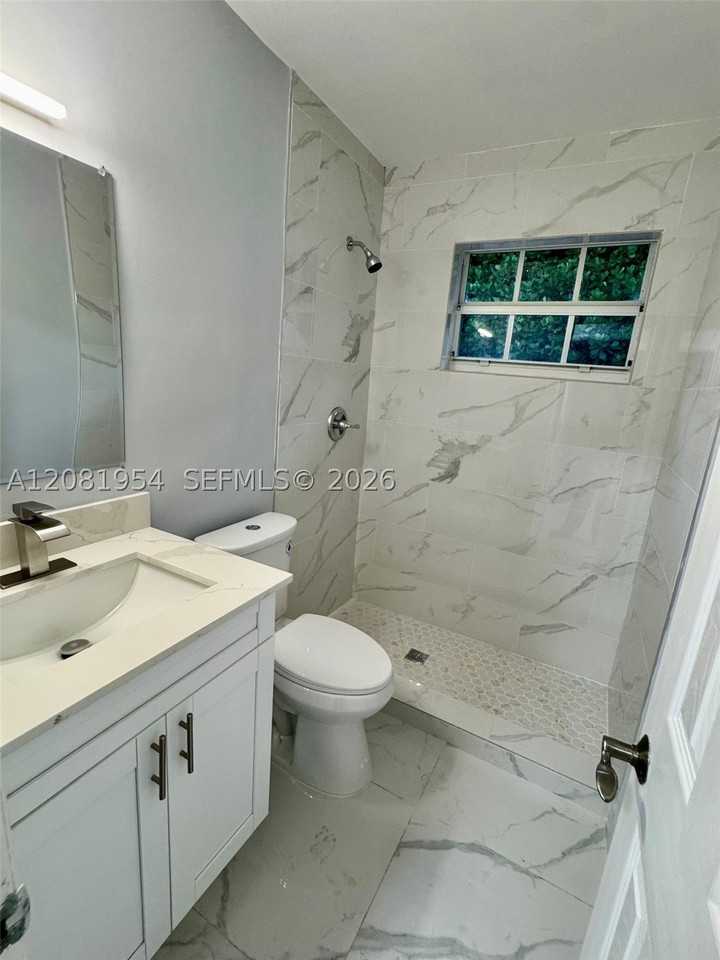 1529 Sw 22nd St #1 - Photo 6 of 11