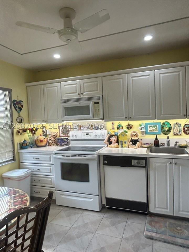 9205 Pecky Cypress Ln #8F - Photo 3 of 19