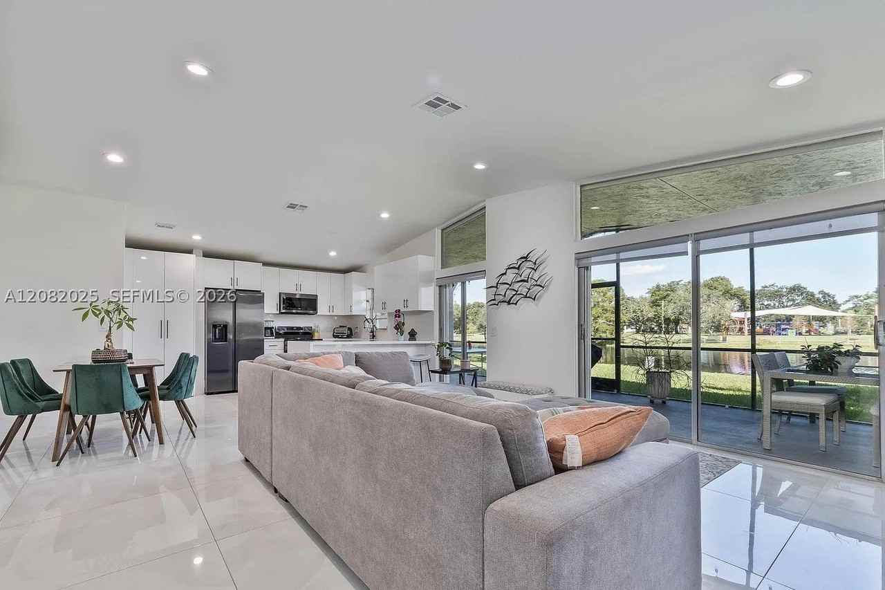 518 Woodgate Cir #E - Photo 5 of 17