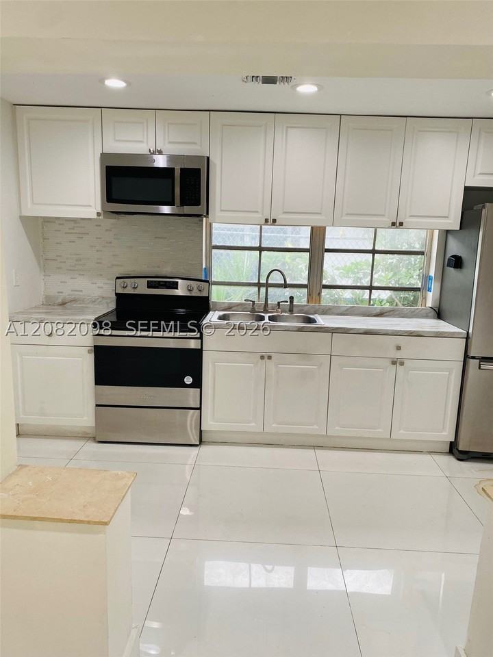 3335 Sw 26th St #3335 - Photo 7 of 22