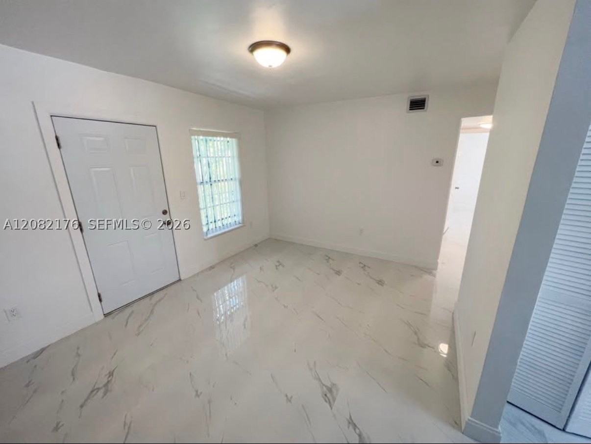 752 Nw 4th St #5 - Photo 3 of 16