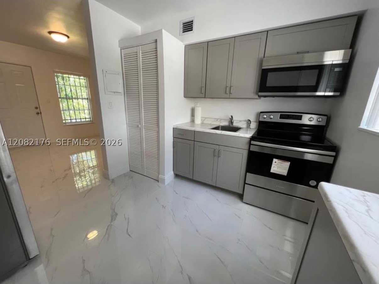 752 Nw 4th St #5 - Photo 5 of 16