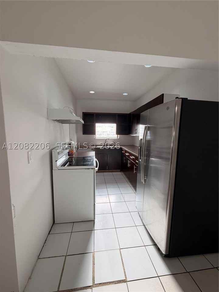 2395 Sw 2nd St #2395 - Photo 4 of 9