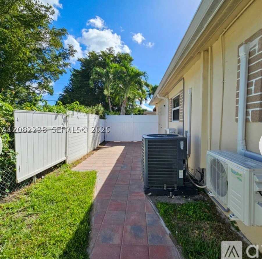 6800 Sw 9th St #B - Photo 2 of 10
