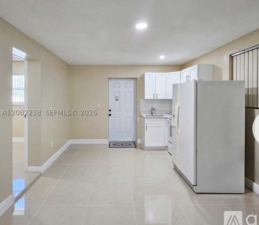 6800 Sw 9th St #B - Photo 3 of 10